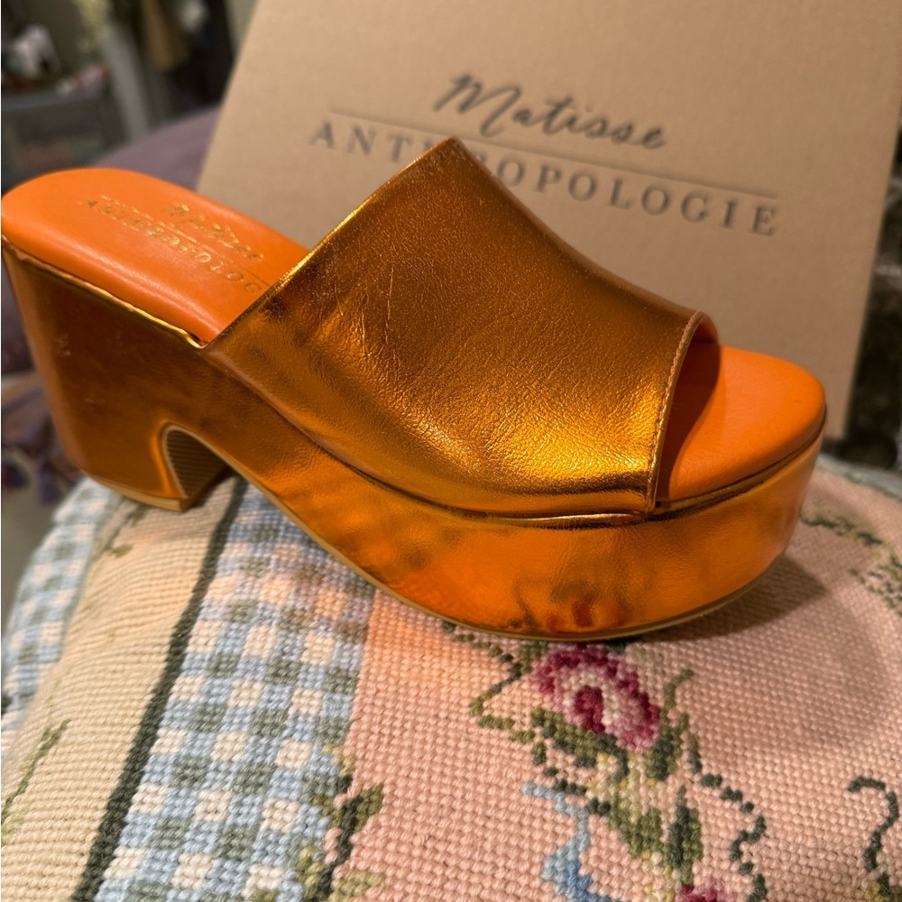 Metallic finish platform open toe shoes.